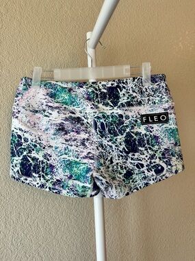 FLEO witchcraft multicolor original shorts size medium in EUC